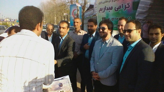 شهردار لاهیجان از مسافران با اهدای سوغات و هدایا استقبال کرد